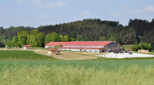 Moderne Hofanlage eingebettet zwischen Wiesen und Wäldern