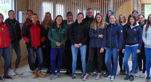 Pferdewirtschülerinnen und -schüler der Landmaschinenschule Landshut-Schönbrunn besichtigen Holzerhof