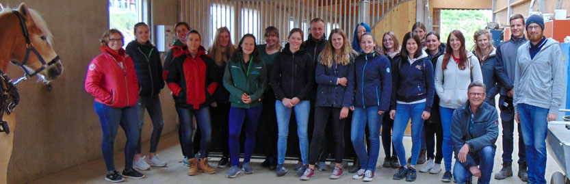 Pferdewirtschülerinnen und -schüler der Landmaschinenschule Landshut-Schönbrunn besichtigen Holzerhof